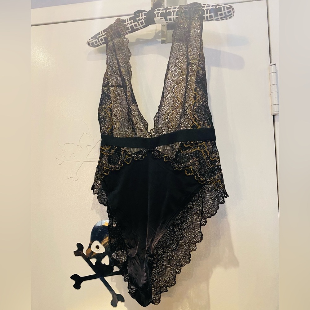 Sexy gold & black bodysuit 🖤